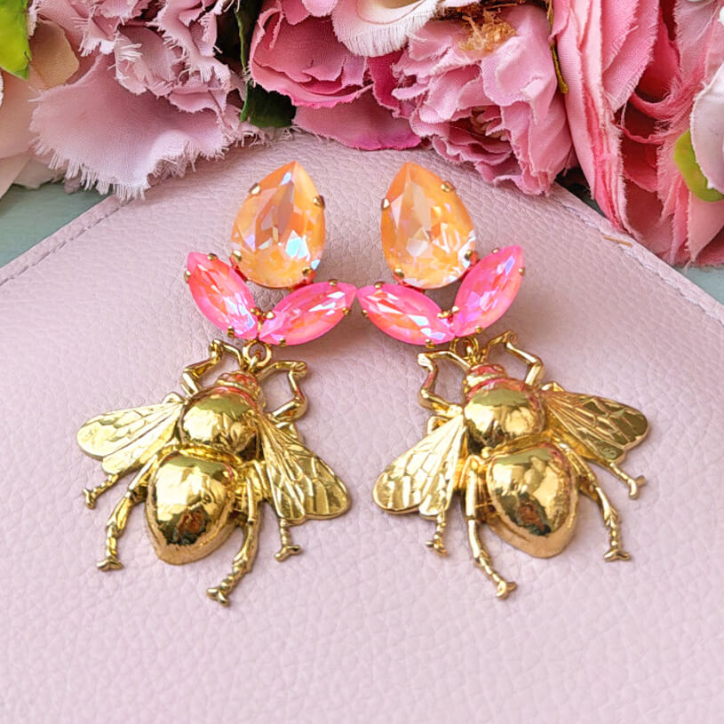 Funkelnde Ohrstecker in Pfirsich und Pink mit vergoldeter Hummel
