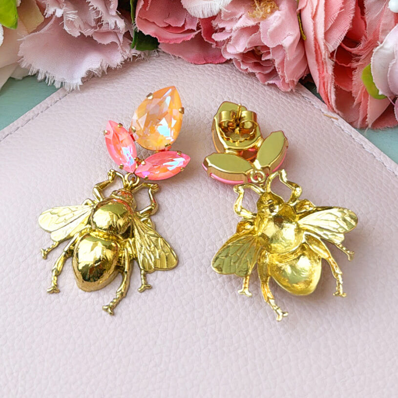 Funkelnde Ohrstecker in Pfirsich und Pink mit vergoldeter Hummel