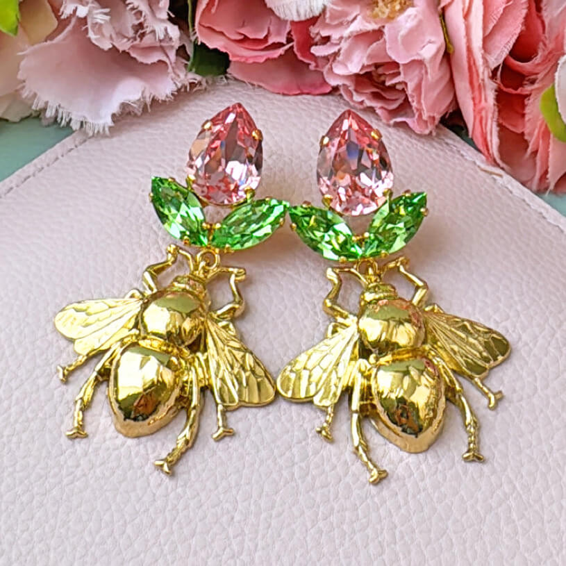 Funkelnde Ohrstecker in Rosa und Grün mit vergoldeter Hummel