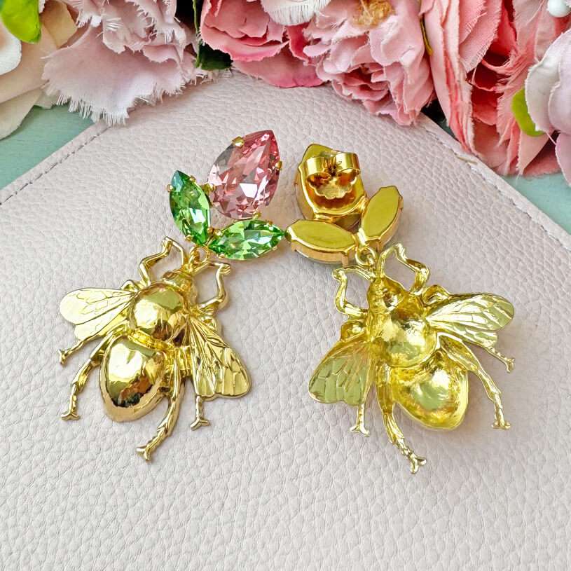 Funkelnde Ohrstecker in Rosa und Grün mit vergoldeter Hummel