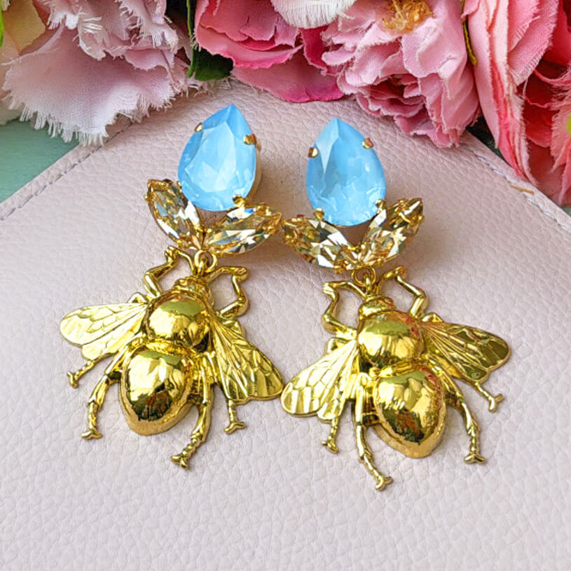 Funkelnde Ohrstecker in Eisblau und Champagner mit vergoldeter Hummel