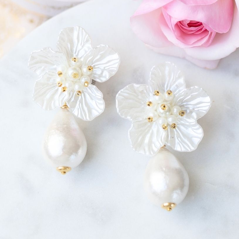 Elegante Blüten-Ohrstecker in Weiß mit federleichten Baumwolltropfen