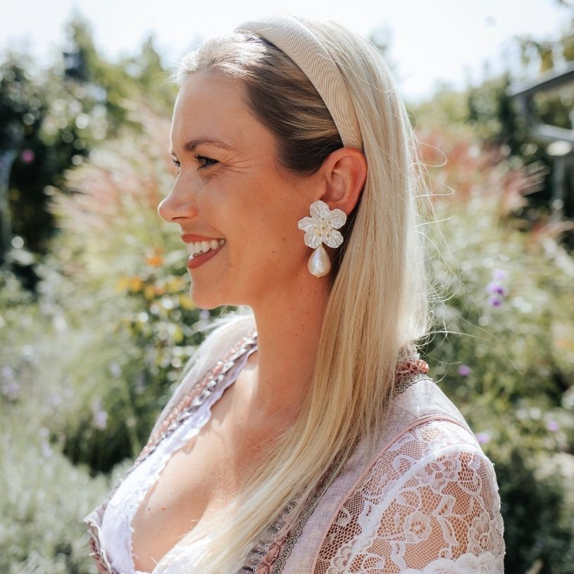 Elegante Blüten-Ohrstecker in Weiß mit federleichten Baumwolltropfen