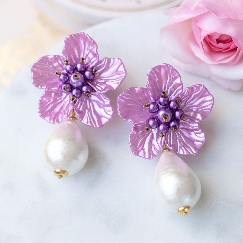 Elegante Blüten-Ohrstecker in Altrosa-Violett mit federleichten Baumwolltropfen