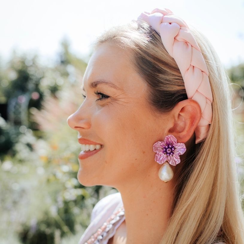 Elegante Blüten-Ohrstecker in Altrosa-Violett mit federleichten Baumwolltropfen