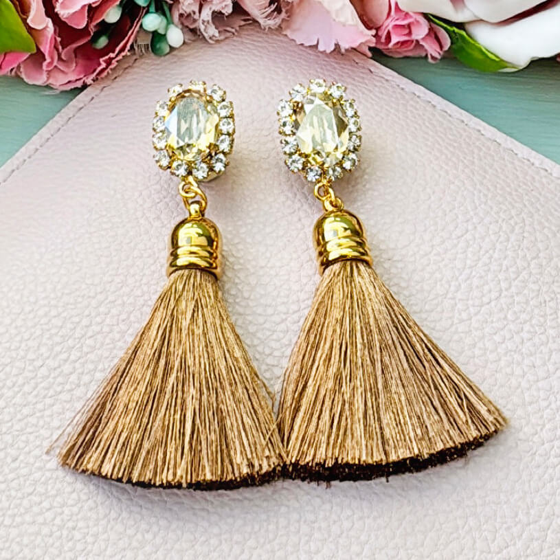 Edel funkelnde Ohrstecker in Champagner mit Quaste