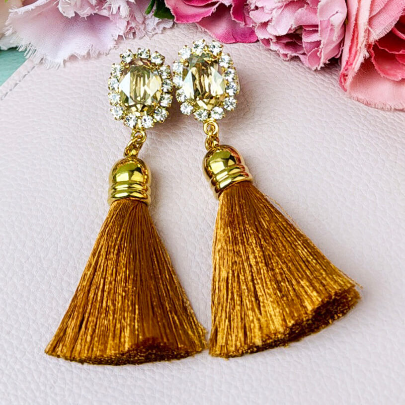 Edel funkelnde Ohrstecker in Champagner mit goldbrauner Quaste