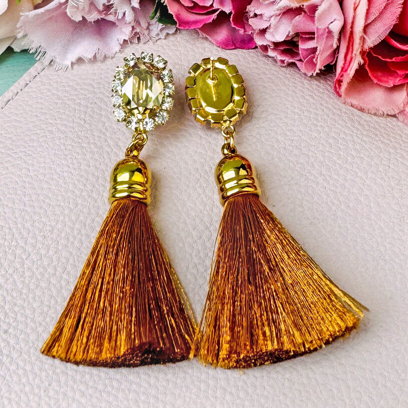 Edel funkelnde Ohrstecker in Champagner mit goldbrauner Quaste