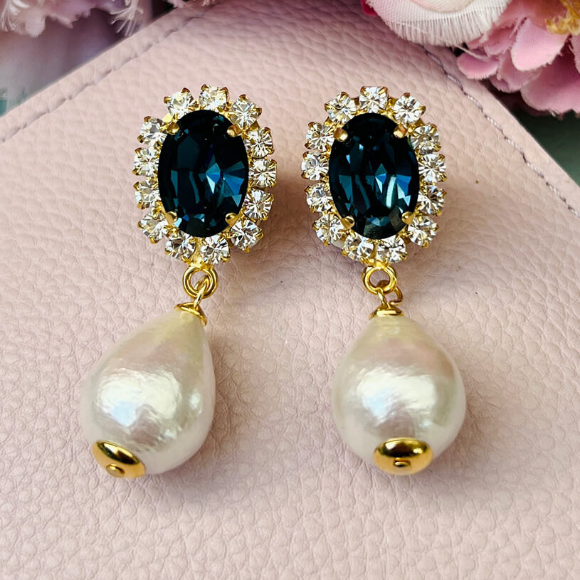 Edel funkelnde Ohrstecker in Dunkelblau mit leichtem Baumwolltropfen