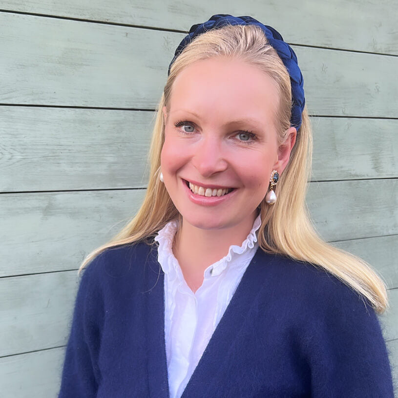 Edel funkelnde Ohrstecker in Dunkelblau mit leichtem Baumwolltropfen