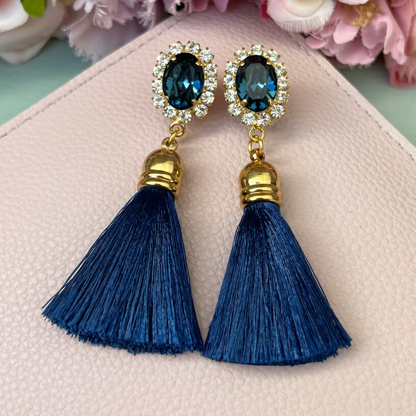 Edel funkelnde Ohrstecker in Dunkelblau mit Quaste