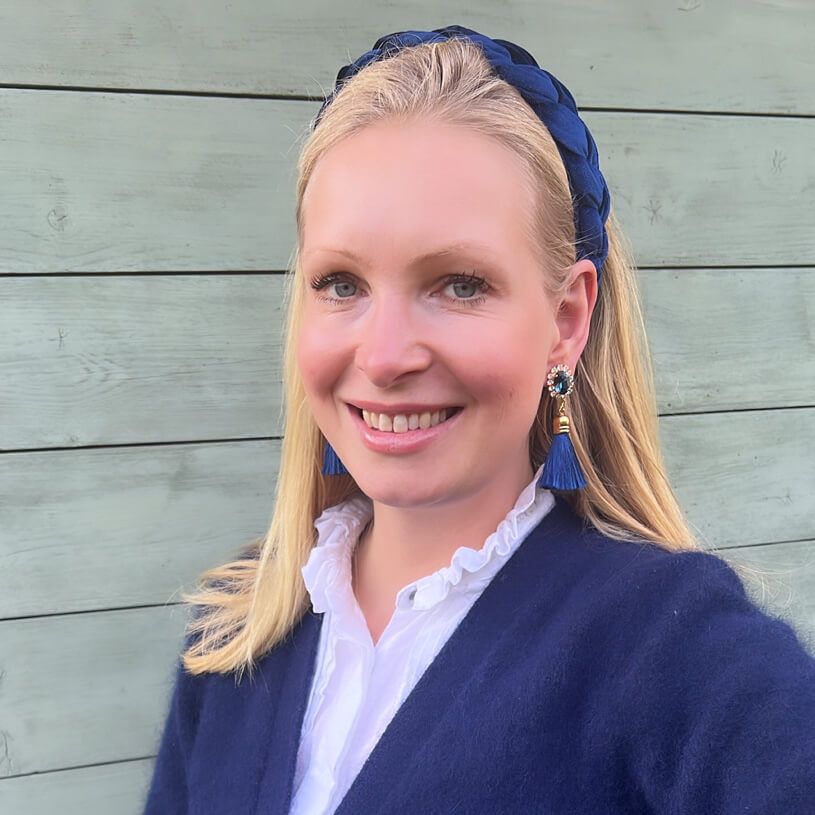 Edel funkelnde Ohrstecker in Dunkelblau mit Quaste