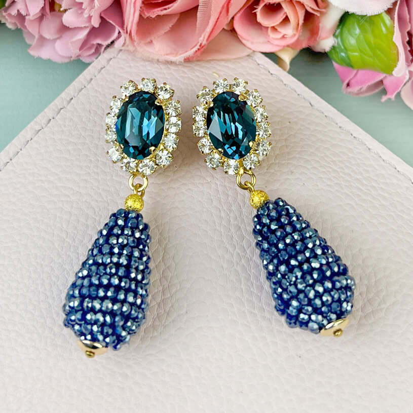 Edel funkelnde Ohrstecker in Dunkelblau mit glitzerndem Tropfen