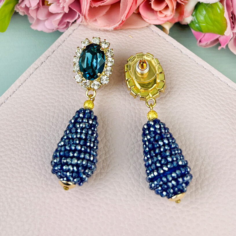 Edel funkelnde Ohrstecker in Dunkelblau mit glitzerndem Tropfen