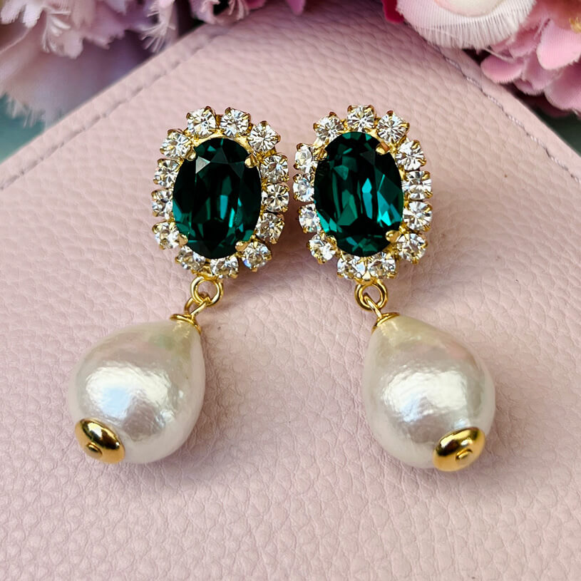 Edel funkelnde Ohrstecker in Dunkelgrün mit leichtem Baumwolltropfen