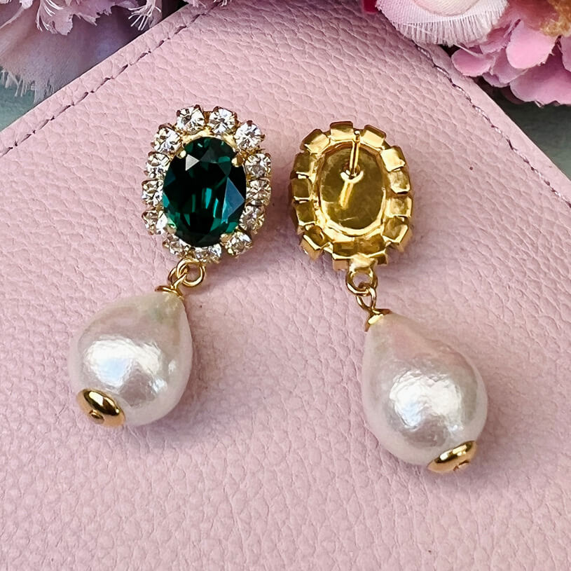 Edel funkelnde Ohrstecker in Dunkelgrün mit leichtem Baumwolltropfen