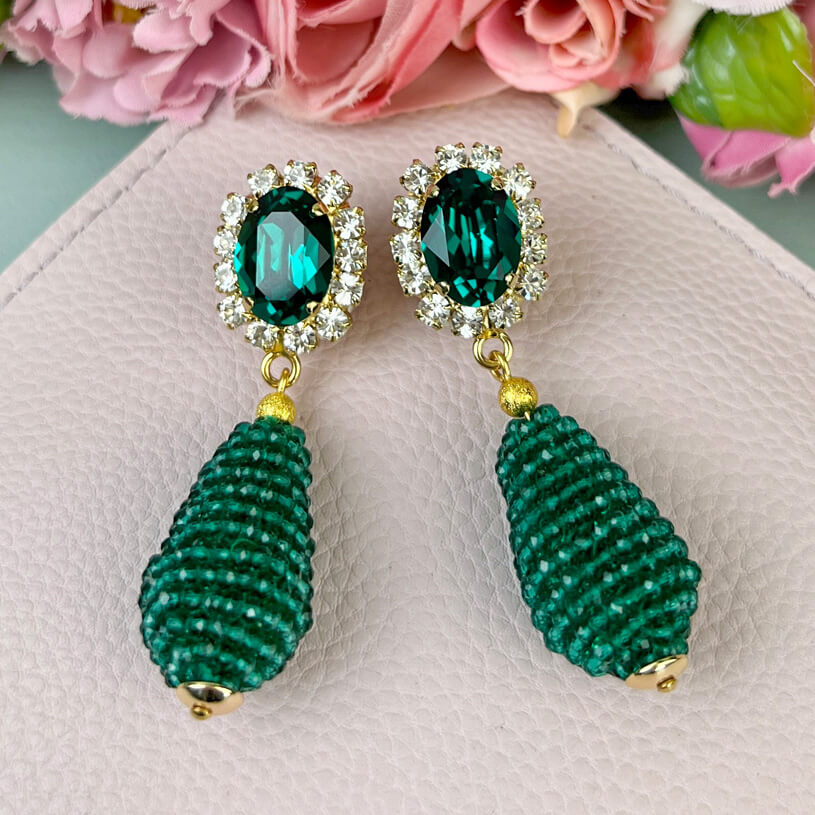 Edel funkelnde Ohrstecker in Dunkelgrün mit glitzerndem Tropfen