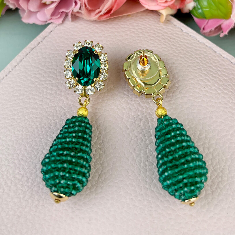 Edel funkelnde Ohrstecker in Dunkelgrün mit glitzerndem Tropfen