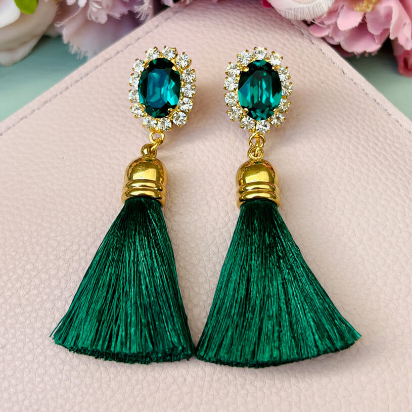 Edel funkelnde Ohrstecker in Dunkelgrün mit Quaste