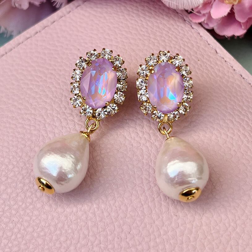 Edel funkelnde Ohrstecker in Flieder mit leichtem Baumwolltropfen