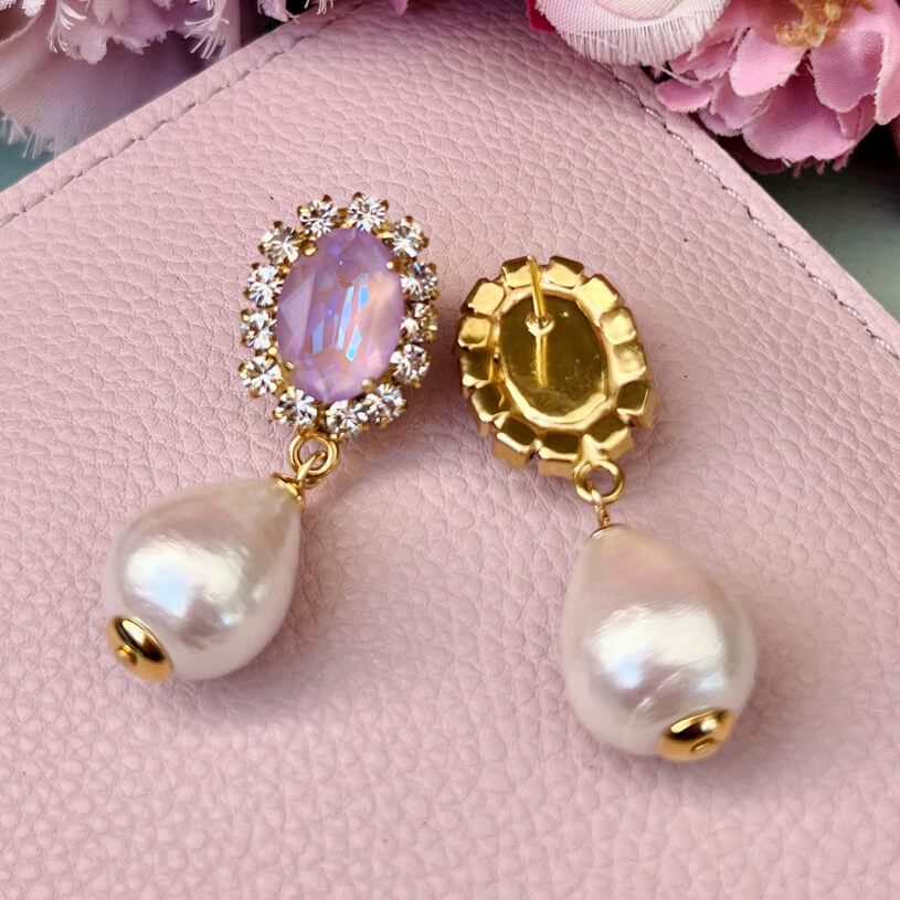 Edel funkelnde Ohrstecker in Flieder mit leichtem Baumwolltropfen