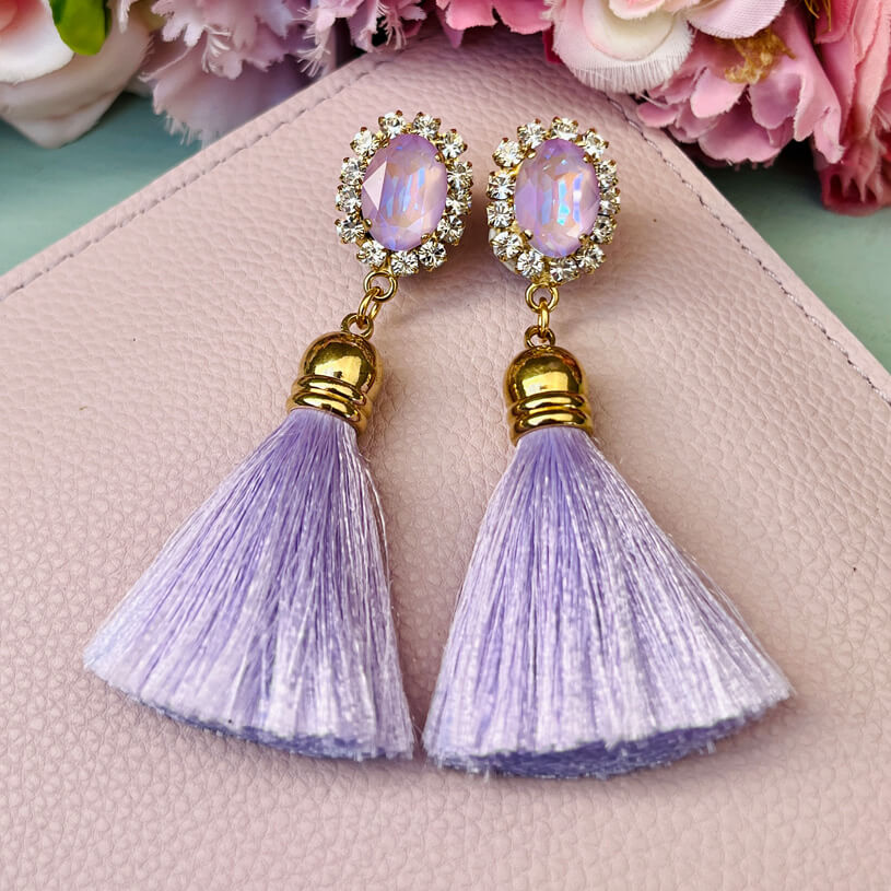 Edel funkelnde Ohrstecker in Flieder mit Quaste