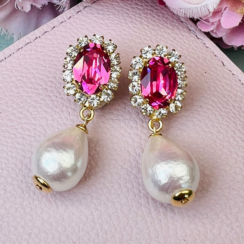Edel funkelnde Ohrstecker in Pink mit leichtem Baumwolltropfen