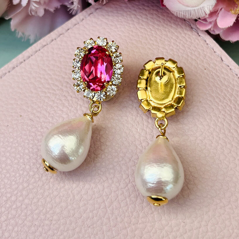 Edel funkelnde Ohrstecker in Pink mit leichtem Baumwolltropfen