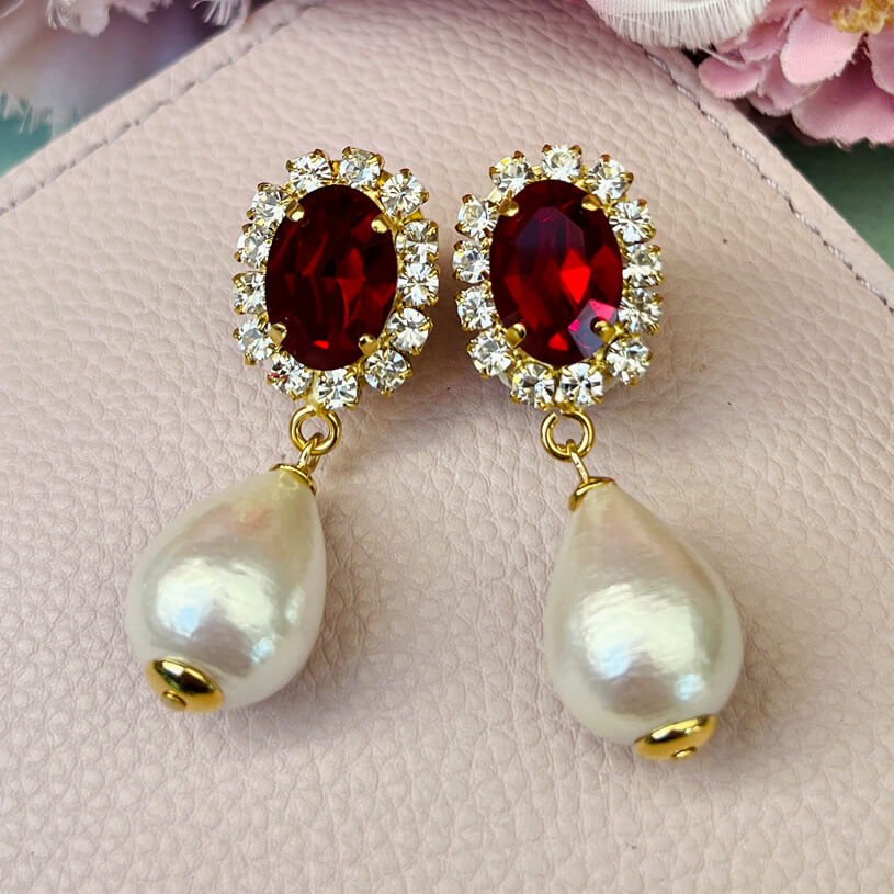 Edel funkelnde Ohrstecker in Dunkelrot mit leichtem Baumwolltropfen