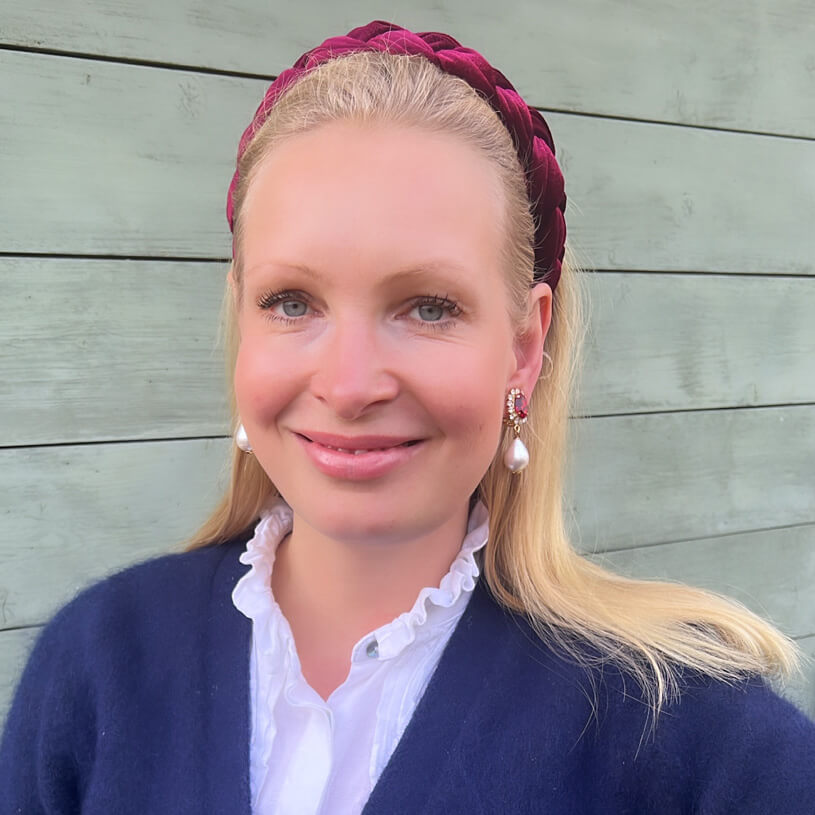 Edel funkelnde Ohrstecker in Dunkelrot mit leichtem Baumwolltropfen