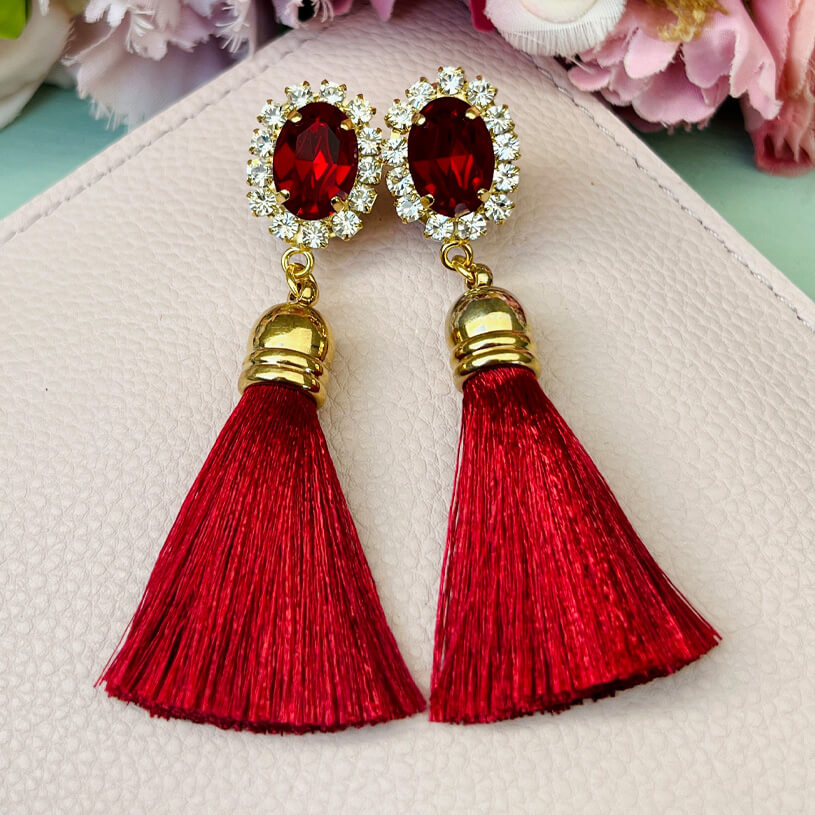 Edel funkelnde Ohrstecker in Dunkelrot mit Quaste