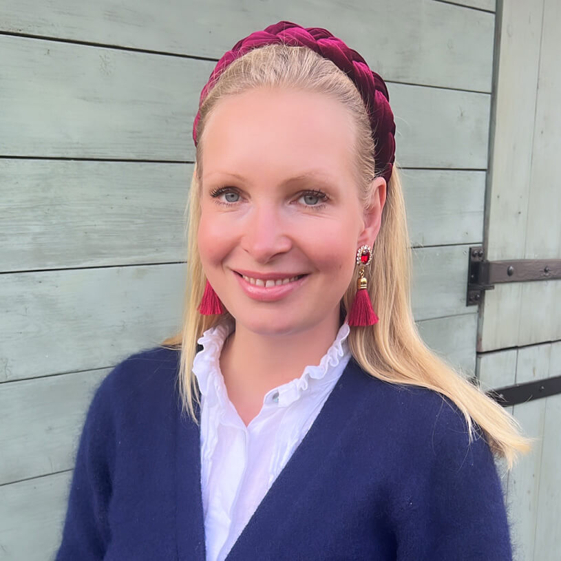 Edel funkelnde Ohrstecker in Dunkelrot mit Quaste