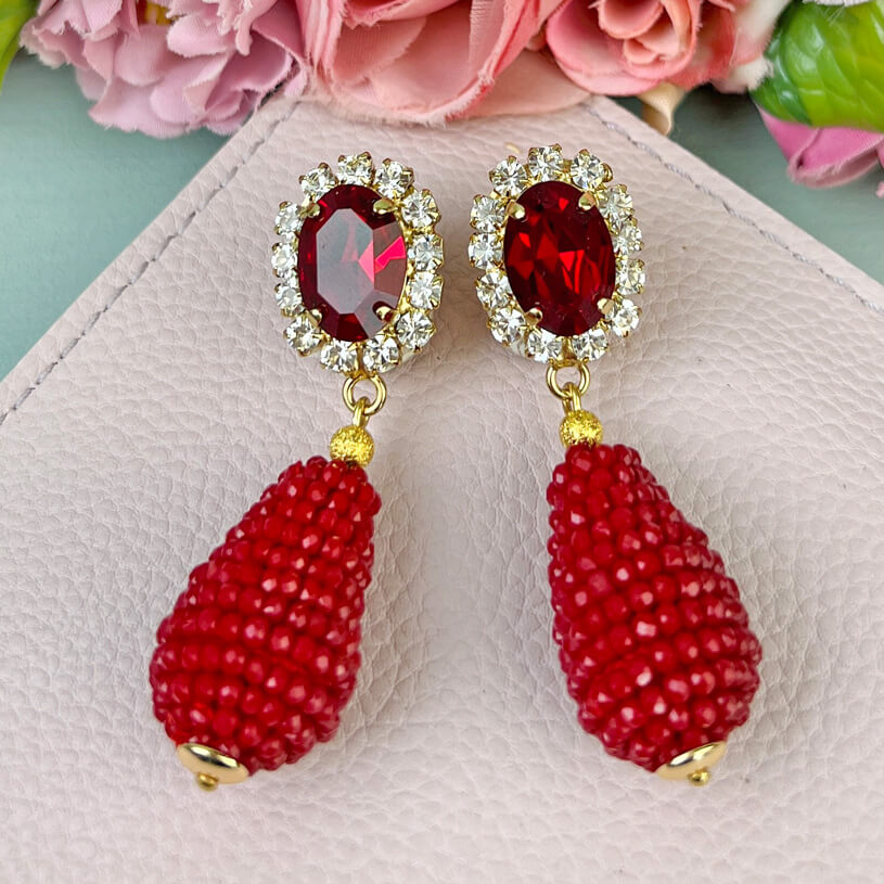 Edel funkelnde Ohrstecker in Rot mit glitzerndem Tropfen