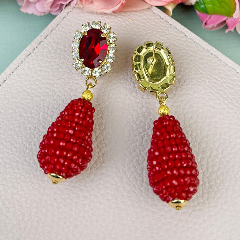 Edel funkelnde Ohrstecker in Rot mit glitzerndem Tropfen