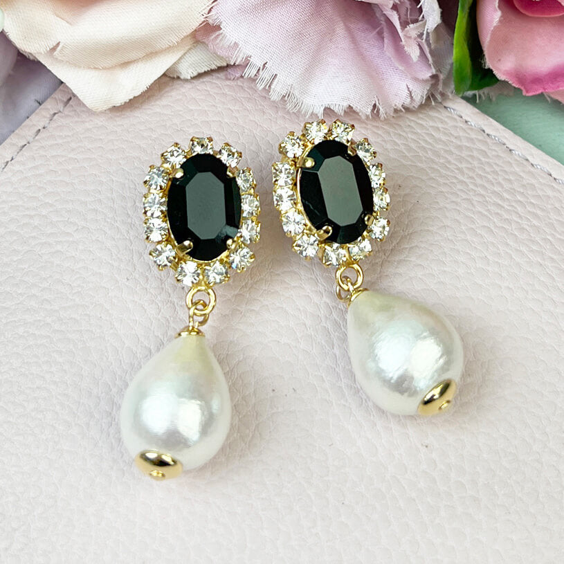 Edel funkelnde Ohrstecker in Schwarz mit leichtem Baumwolltropfen