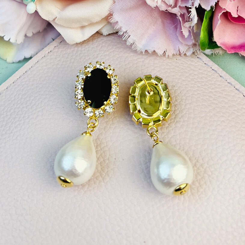 Edel funkelnde Ohrstecker in Schwarz mit leichtem Baumwolltropfen