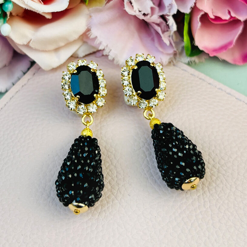 Edel funkelnde Ohrstecker in Schwarz mit glitzerndem Tropfen