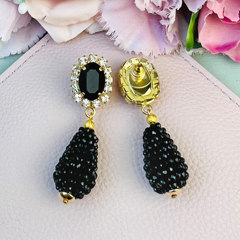 Edel funkelnde Ohrstecker in Schwarz mit glitzerndem Tropfen