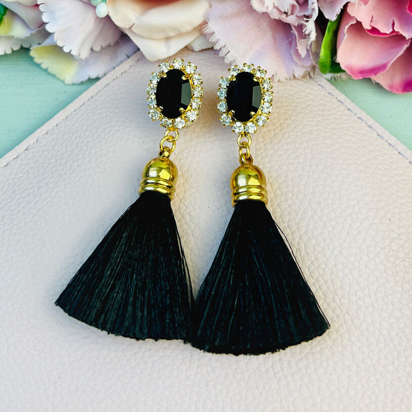 Edel funkelnde Ohrstecker in Schwarz mit Quaste