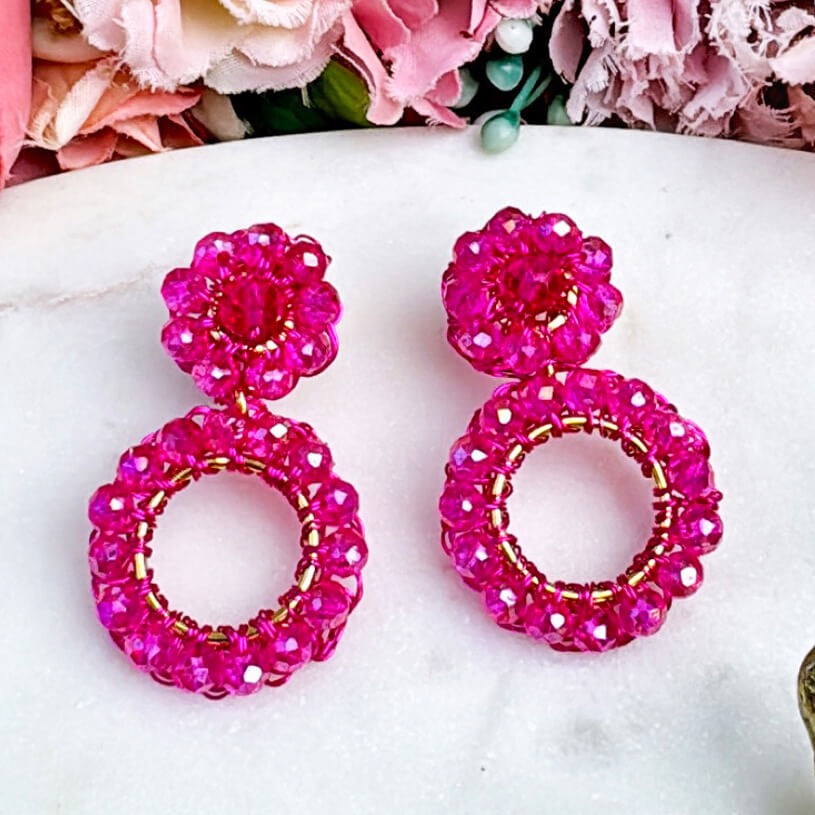 Elegante Perlenohrstecker in leuchtendem Pink mit Perlenring