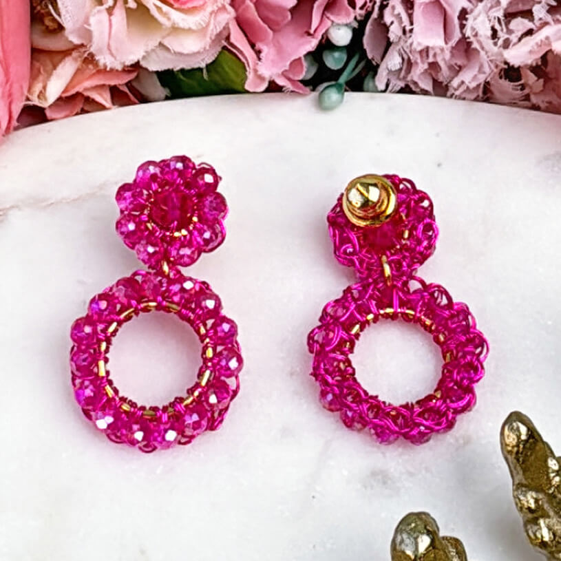 Elegante Perlenohrstecker in leuchtendem Pink mit Perlenring