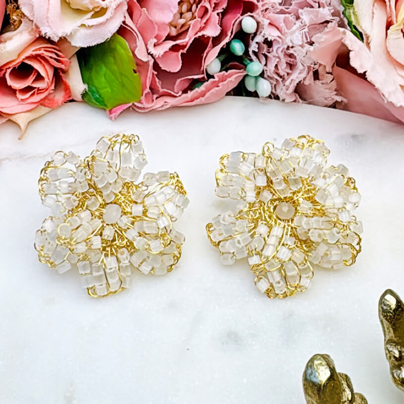 Aufwändige vergoldete Blumen-Ohrringe mit Perlen in Weiß
