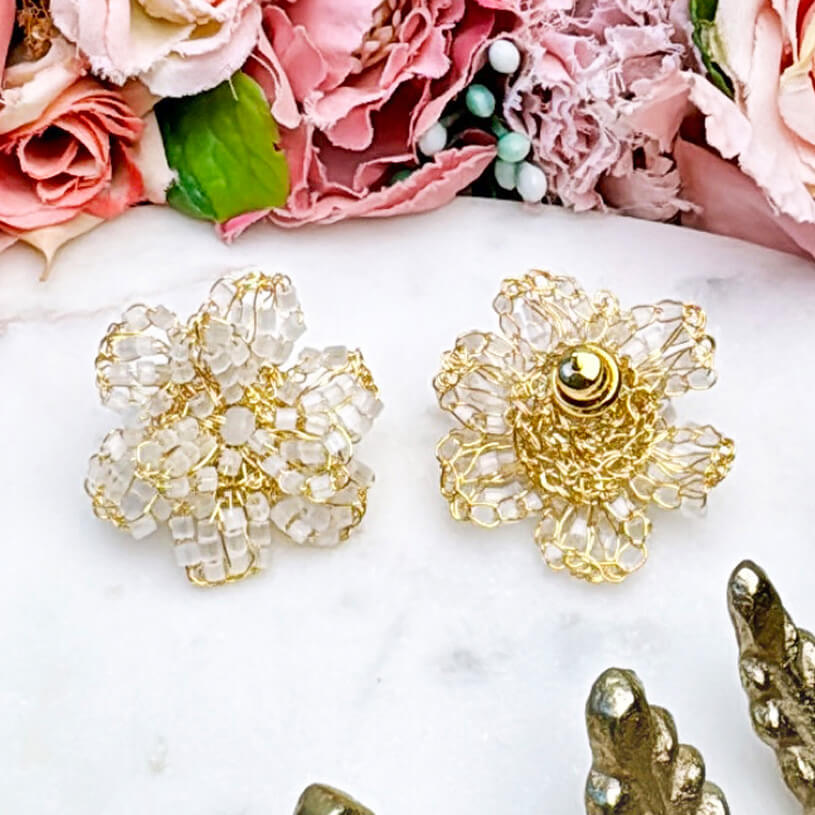 Aufwändige vergoldete Blumen-Ohrringe mit Perlen in Weiß