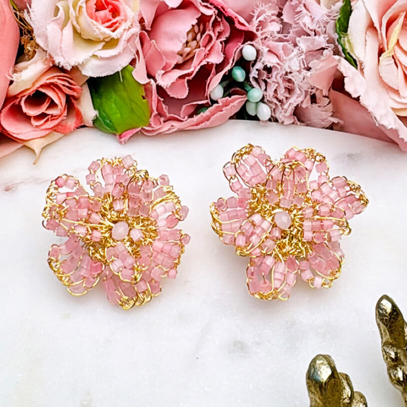 Aufwändige vergoldete Blumen-Ohrringe mit Perlen in Rosa