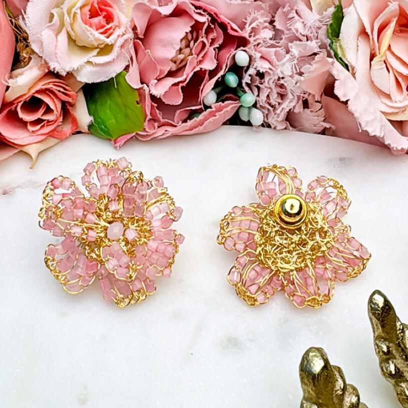 Aufwändige vergoldete Blumen-Ohrringe mit Perlen in Rosa