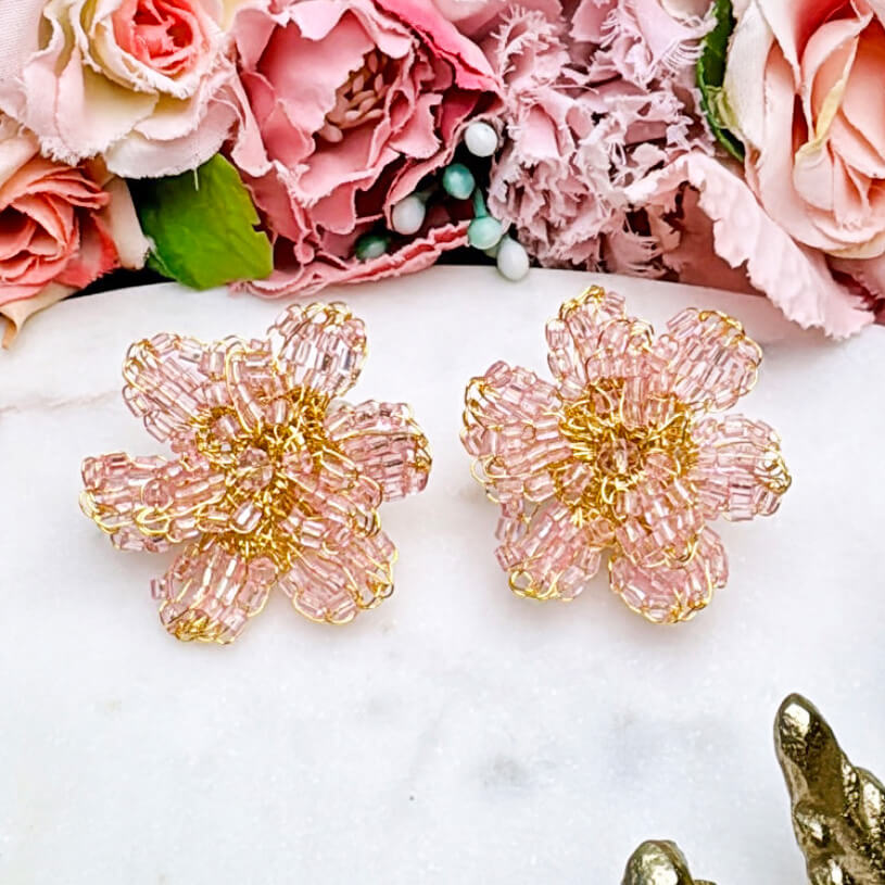 Aufwändige vergoldete Blumen-Ohrringe mit Perlen in zartem Rosé