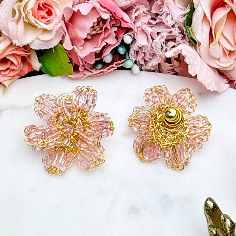 Aufwändige vergoldete Blumen-Ohrringe mit Perlen in zartem Rosé