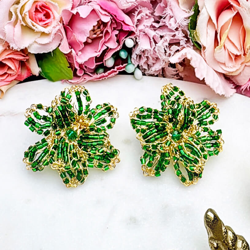 Aufwändige vergoldete Blumen-Ohrringe mit Perlen in Grün