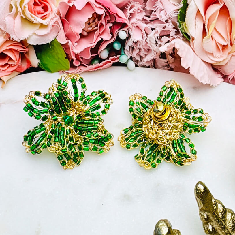 Aufwändige vergoldete Blumen-Ohrringe mit Perlen in Grün