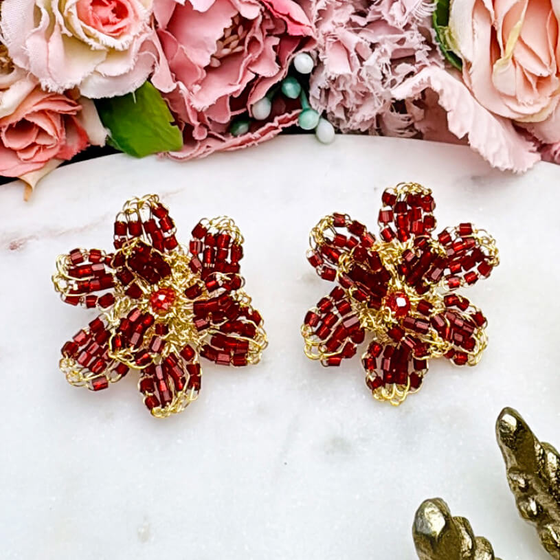 Aufwändige vergoldete Blumen-Ohrringe mit Perlen in Rot